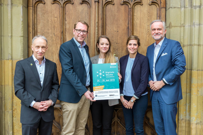 2019-05-16_Digitale_Woche_Osnabrueck_Janin_Arntzen_01 Michael Klesse, Fachbereichsleiter Personal und Organisation, Stefan Muhle, Staatssekretär im Niedersächsischen Ministerium für Wirtschaft, Arbeit, Verkehr und Digitalisierung, Franziska Haucke, Projektleiterin Digitale Agenda der Stadt Osnabrück, Berenike Seeberg-Elverfeldt, New Business Managerin der Stadtwerke Osnabrück und Oberbürgermeister Wolfgang Griesert stellen das Programm der Digitalen Woche Osnabrück vor. Foto: Stadt Osnabrück, Janin Arntzen.